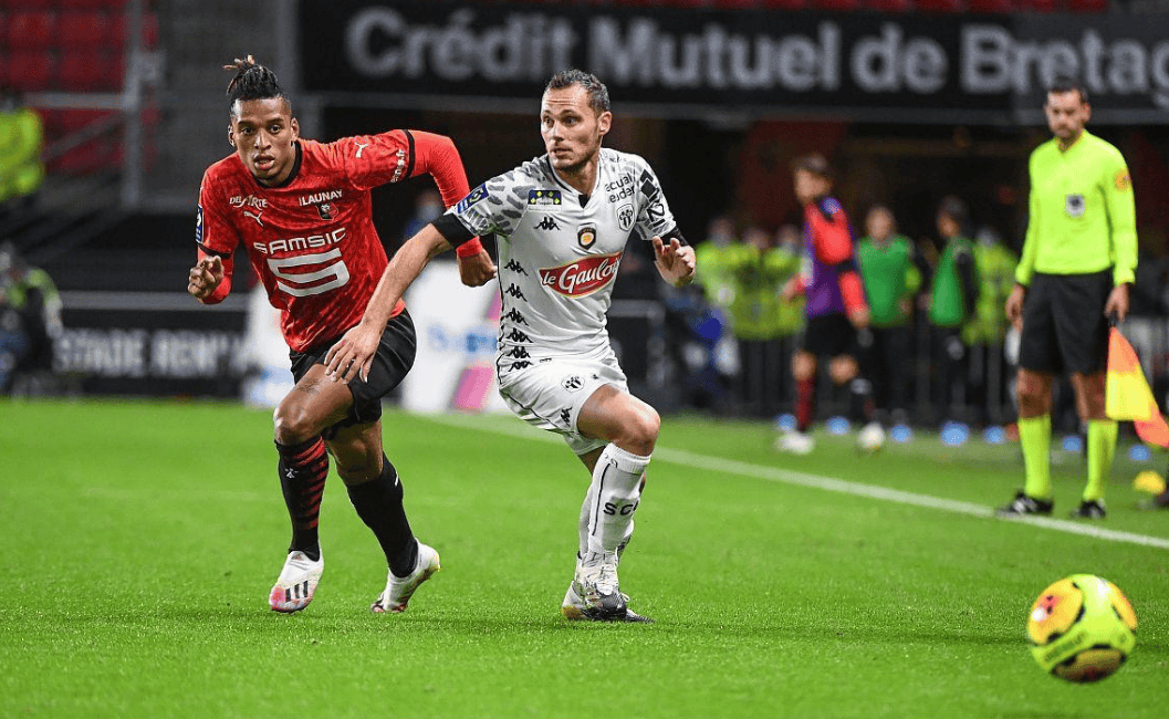 马赛球员在法甲比赛中取得胜利 马赛球员在法甲比赛中取得胜利