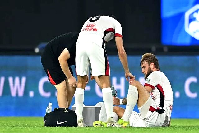 亚冠赛场的惊险之战，球员奋力拼搏的简单介绍