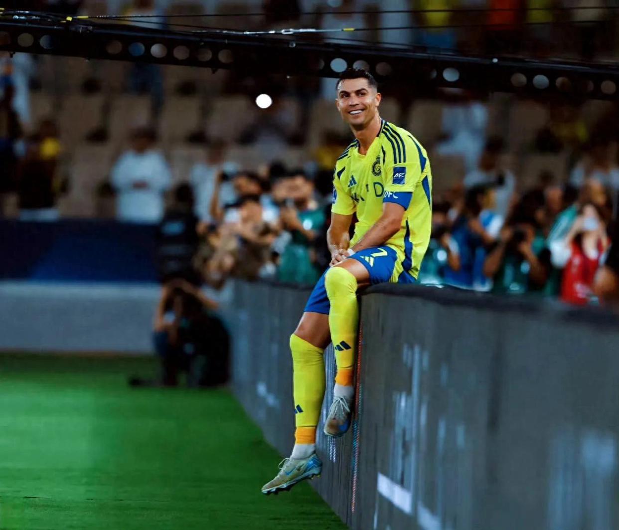 亚冠赛场的惊险之战，球员奋力拼搏的简单介绍