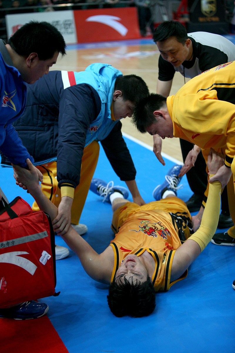 意外受伤无缘比赛,球队士气受到打击 意外受伤无缘比赛,球队士气受到打击