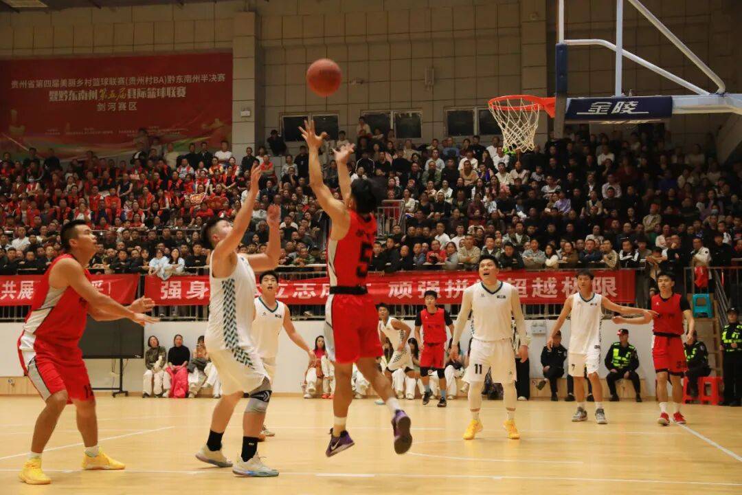 雷火电竞主播-一场篮球热门赛事吸引无数球迷疯狂围观