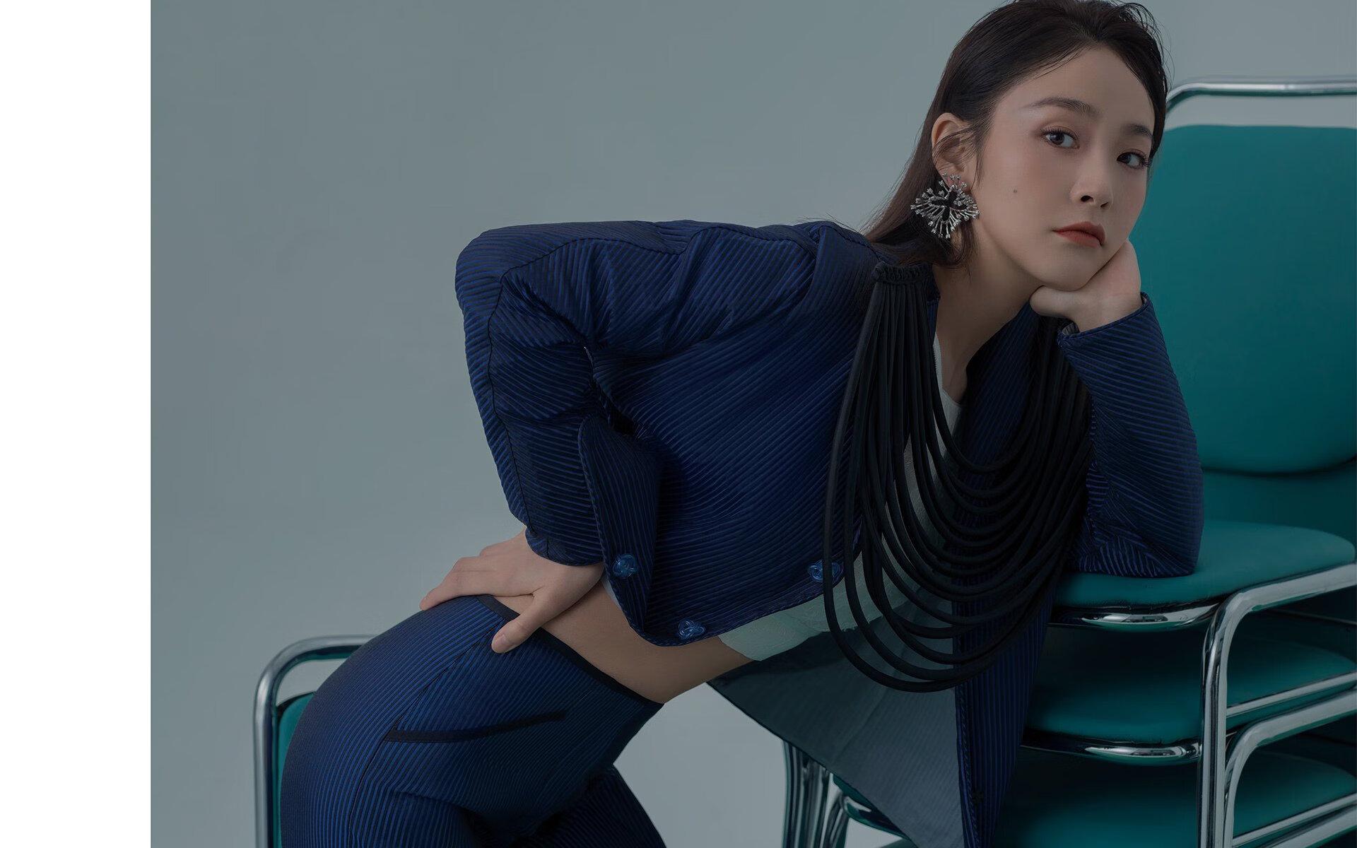 非常有意思，它混合了现实的NBA球星（爱德华兹）与现实球队（北京队、掘金队）但产生了一个虚构的、跨联赛的对决。这给了我们极大的想象空间，可以创作出一篇充满戏剧张力与唯一性的江湖式文章